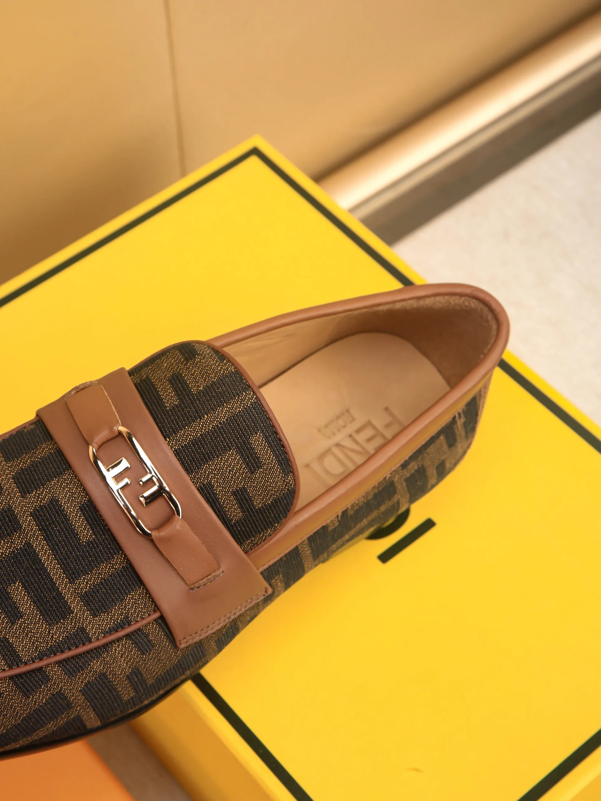 Men's shoes💰460 🕷🕷【FENDI】The latest men's formal leather shoes🇨🇳Classic series not to be missed💯The first layer is made of imported first-layer cowhide☘Original quality, the leather is smooth and delicate🎋Awesome version, perfect streamlined outline🍇🐮Leather lining, code number 39-44...(customized at 38.45.46.47)